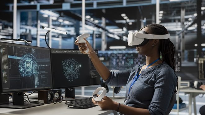 Une ingénieure portant un casque de réalité virtuelle dans une salle de serveurs