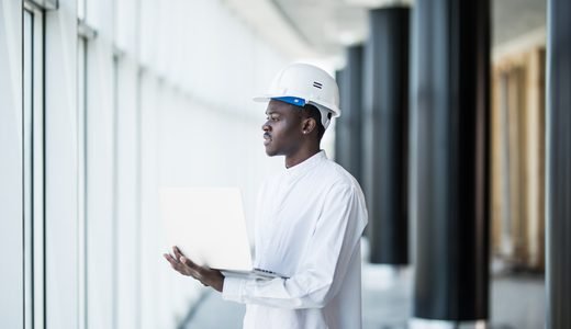 Un architecte travaille sur un plan devant son écran