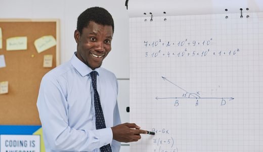 Un enseignant explique un problème de mathématiques au tableau