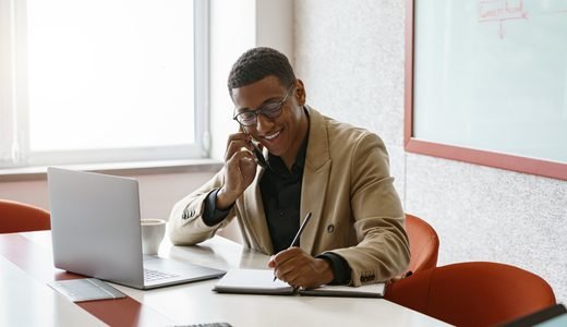 Un cadre au téléphone dans un espace de travail partagé