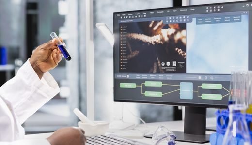 Gros plan sur une main gantée tenant un tube d'échantillon au laboratoire
